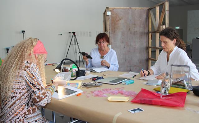 Belle Shafir, Alrun Krauß und Bettina Uhlig bei ihrem kreativen Schaffensprozeß im Joseph-Godehard-Saal des Dommuseums. Foto: Pohlmann/bph