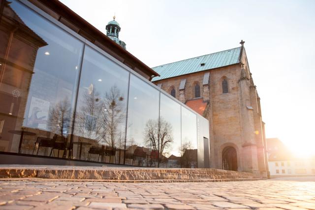 Dommuseum Hildesheim: Außenfront im Sonnenlicht